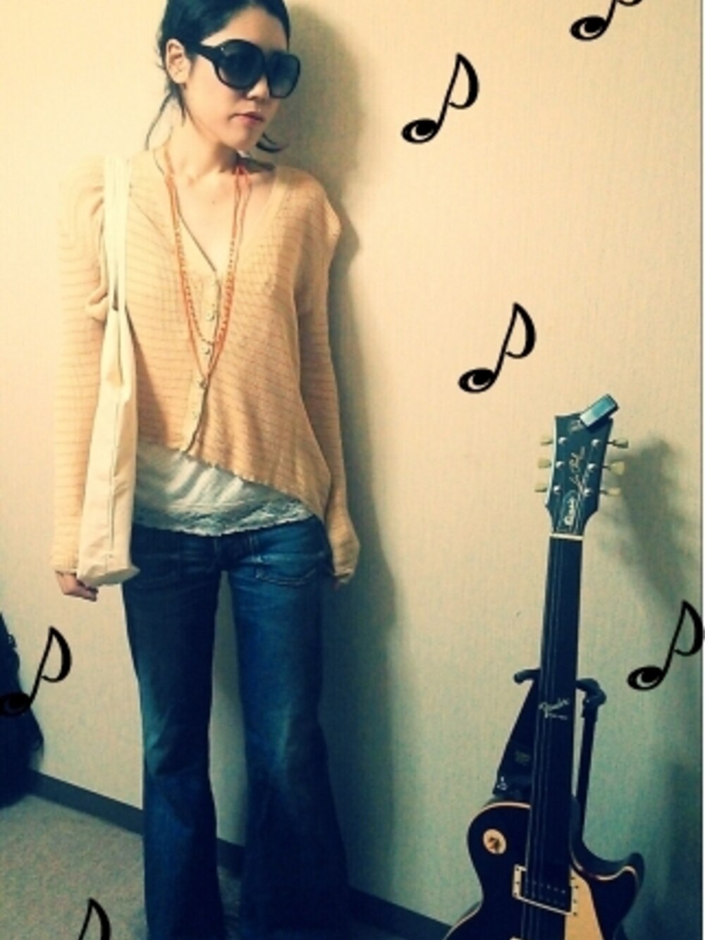 その他パンツ、サングラスを着用した秋コーディネートの1枚目の写真