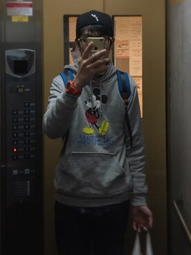 「NEW ERA（ニューエラ）の沖縄限定モデル（キャップ、ブラック系）」を使った、吉田和弘さん（メンズ・174cm）の春コーディネート