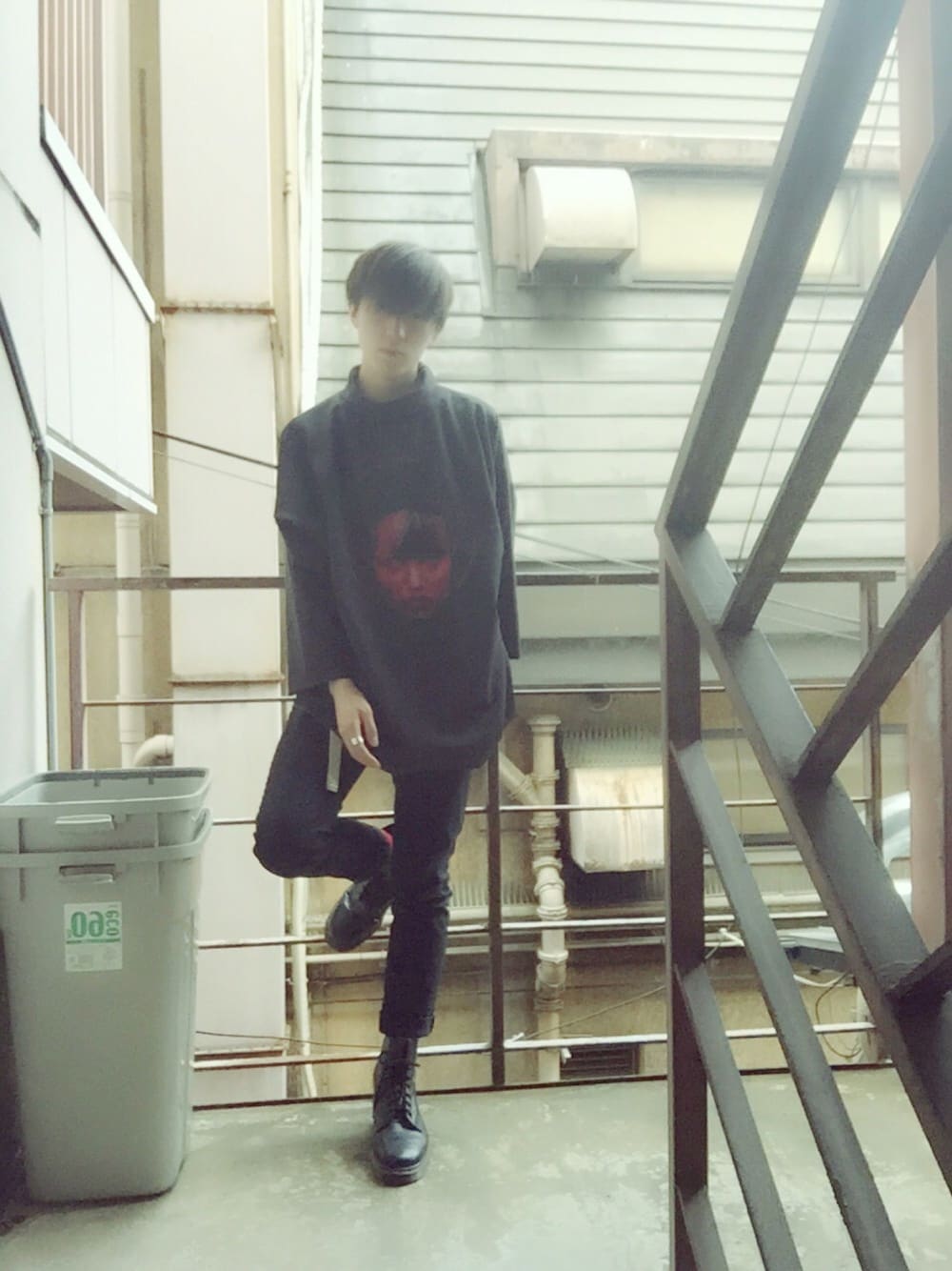 「オールブラック、黒スキニー、モード、プリント、鬼、kpop、韓国ブランド」｜「Dr. MartensのDr.Martens (ドクターマーチン)/1460 8ホールブーツ（ブーツ、ブラック系）」を使った、よしおさん（メンズ・173cm）の夏コーディネートの1枚目の写真