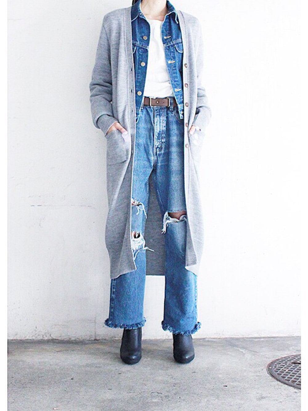 「JANESMITH、デニム、denim、denimondenim、BASQUINE、ニットカーディガン、ロングカーディガン、リーバイス、Levi's、miista」｜「BASQUINEのアイテム（カーディガン/ボレロ、グレー系）」を使った、LILLTさん（レディース・165cm）の秋コーディネートの1枚目の写真