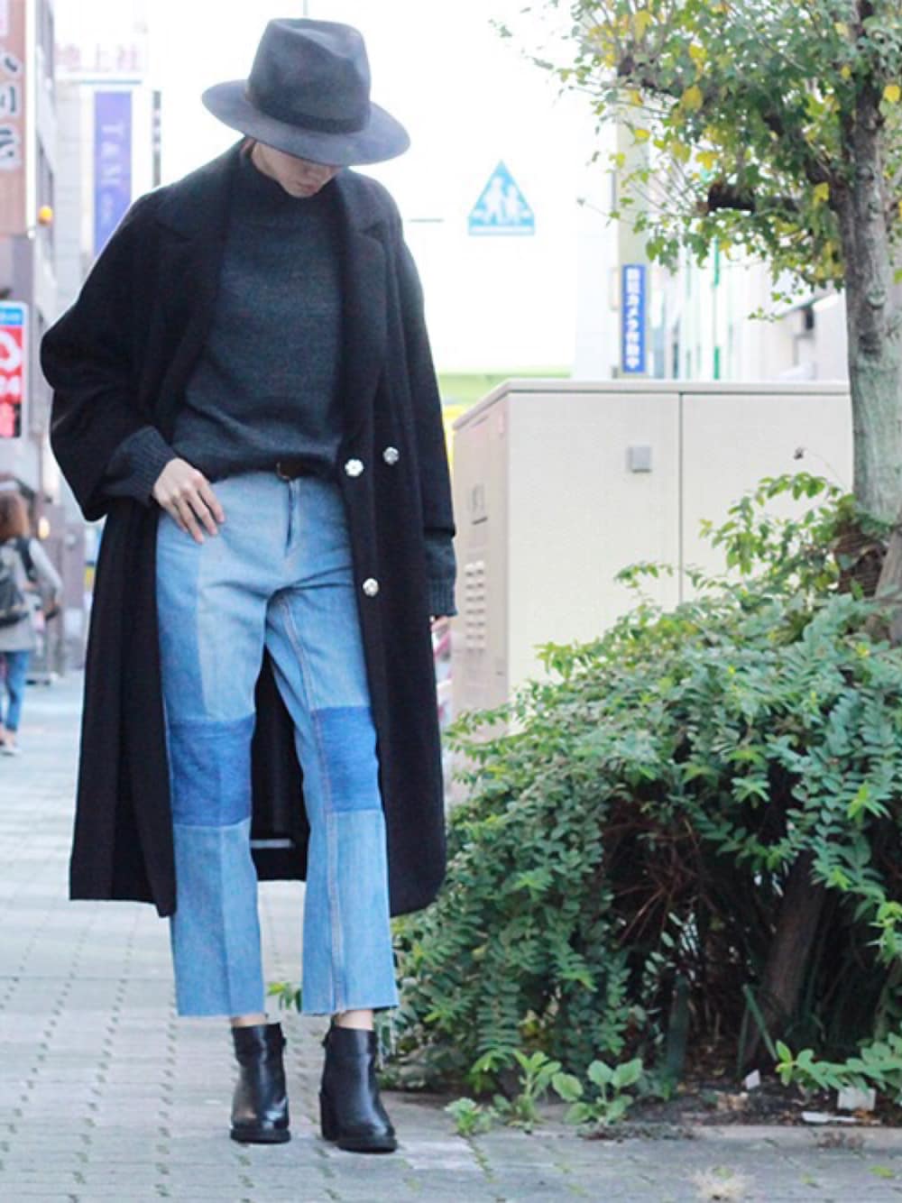 「JANESMITH、デニム、リメイクジーンズ、チェスターコート、ハット、スウェット」｜「JANESMITHのアイテム（デニムパンツ、ブルー系）」を使った、LILLTさん（レディース・165cm）の秋コーディネートの1枚目の写真