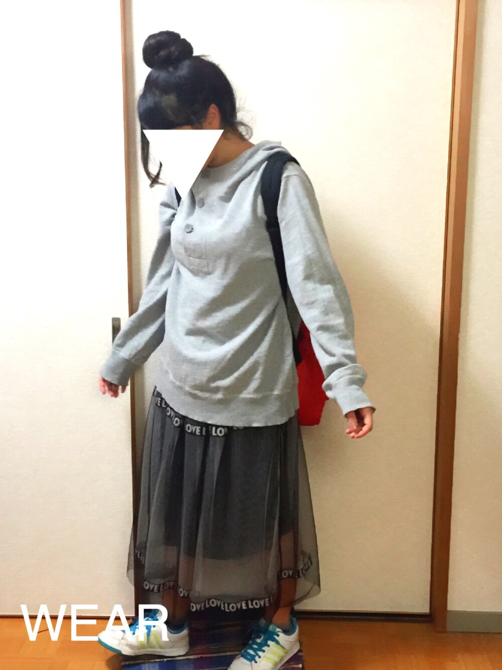 「楽チンコーデ、パーカー、チュールスカート、おだんごヘアー、スニーカー、ゆるコーデ、ootd、リュックスタイル、カジュアル」｜「GAPのアイテム（パーカー、グレー系）」を使った、みみさん（レディース・158cm）の秋コーディネートの1枚目の写真