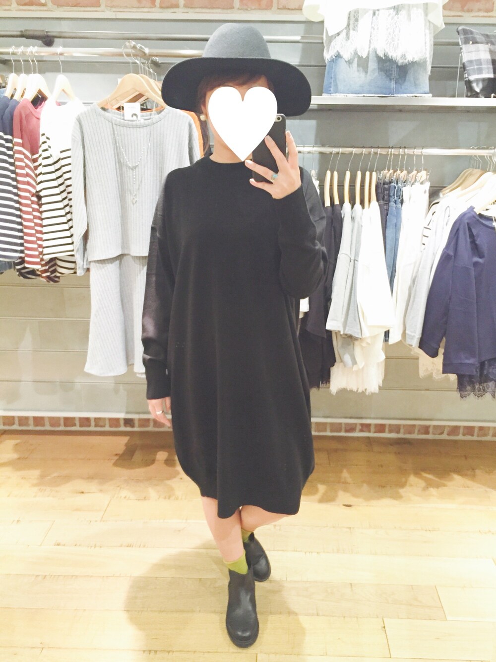 「ワンピース、ショートブーツ、サイドゴアブーツ、靴下チラ見せ、ハット、雨の日コーデ、ぺこまる」｜「ZARA KIDSのアイテム（ブーツ、ブラック系）」を使った、maruchocoさん（レディース・161cm）の秋コーディネートの1枚目の写真