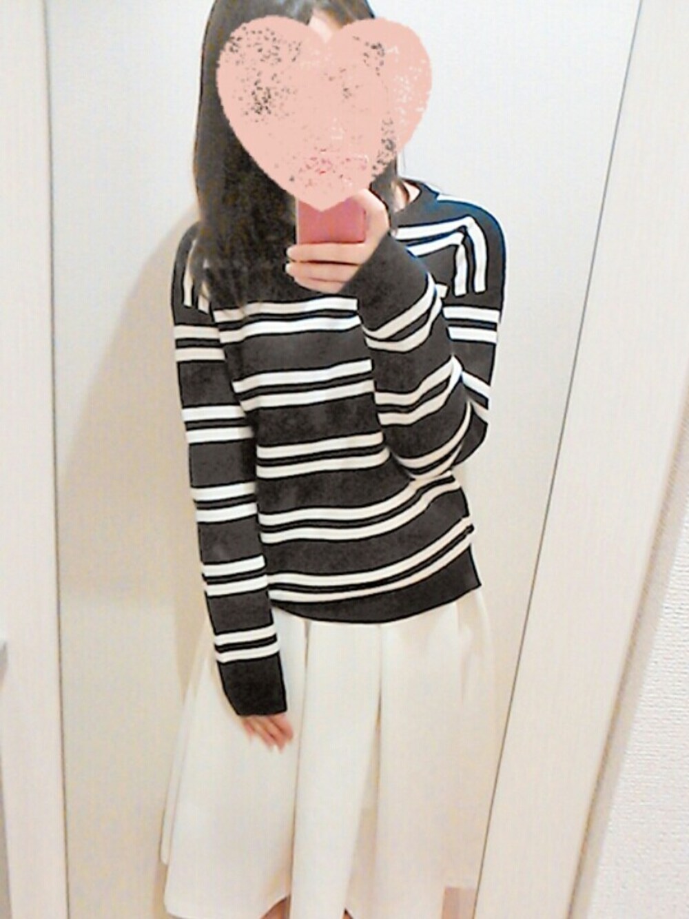 ブラック系のTシャツ/カットソー、ホワイト系のスカートを着用したレディースの冬コーディネートの1枚目の写真