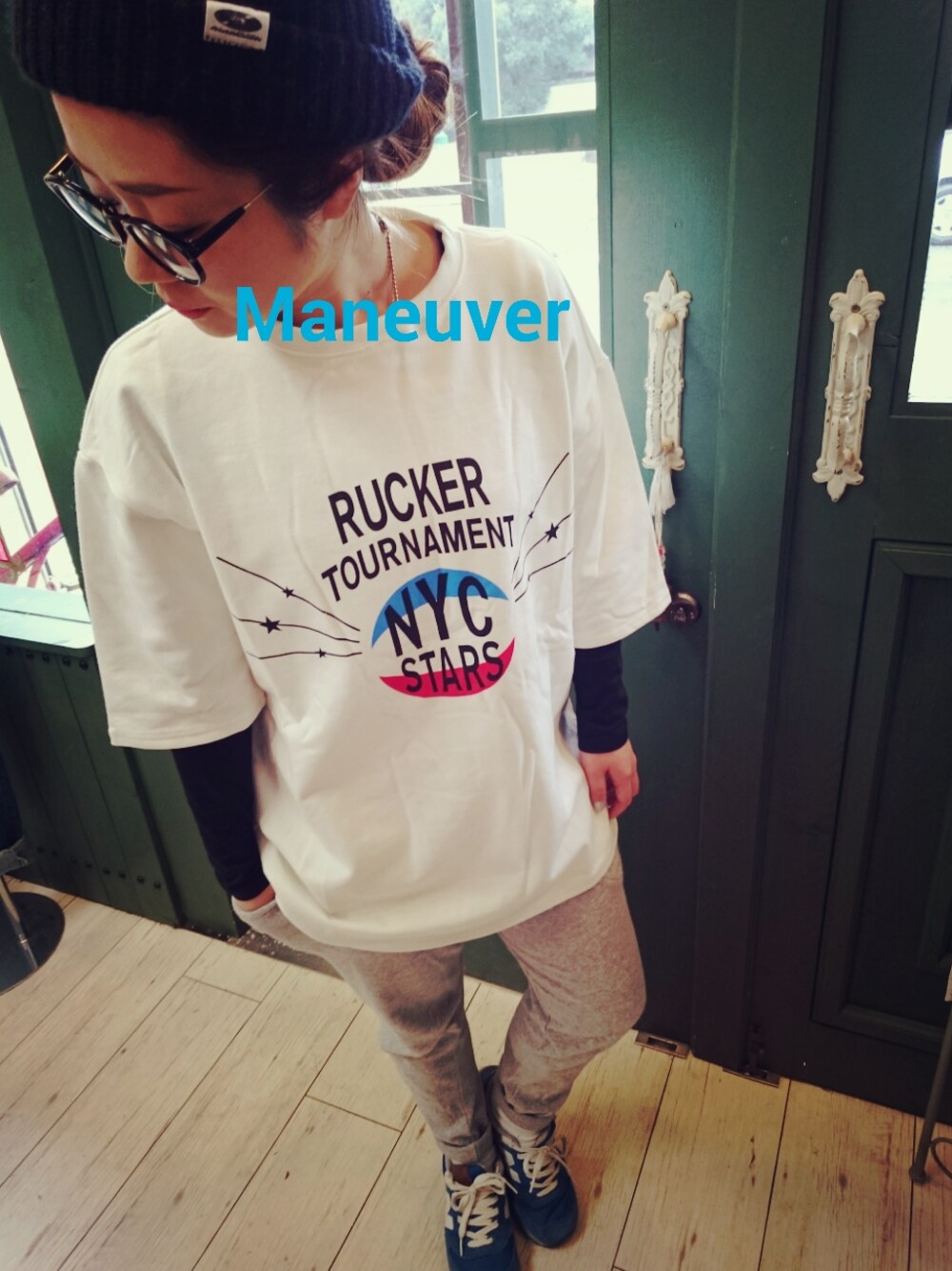 「五分袖Tシャツ、Tシャツ、NYC、ニューバランス、スニーカー、スエットパンツ」｜「MANEUVERのアイテム（Tシャツ/カットソー、ホワイト系）」を使った、MANEUVERさん（レディース・153cm）の春コーディネートの1枚目の写真