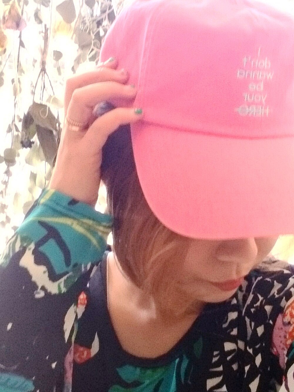 「キャップ、CAP、キャップスタイル、春コーデ、柄シャツ、チュニックワンピ、チュニック、ピンク、ネオンカラー」｜「maneuverのアイテム（キャップ、ピンク系）」を使った、MANEUVERさん（レディース・153cm）の春コーディネートの1枚目の写真