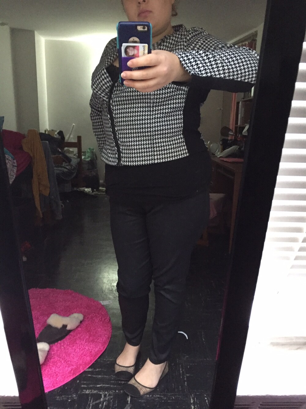 ブラック系のデニムパンツ、その他のテーラードジャケット、ブラック系のキャミソールを着用したレディースの秋コーディネートの1枚目の写真