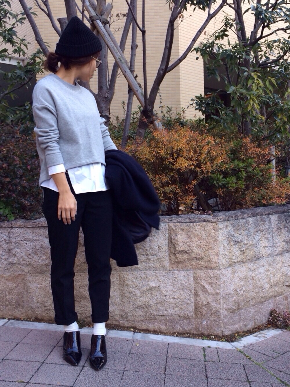 「靴下チラ見せ、靴下、ニット帽、UNIQLO、UNIQLOパンツ、しまむら、めがね、ユニクロ、ブーティ、トレーナー」｜「しまむらのアイテム（ブーティ、ブラック系）」を使った、ATTSUさん（レディース・163cm）の秋コーディネートの1枚目の写真