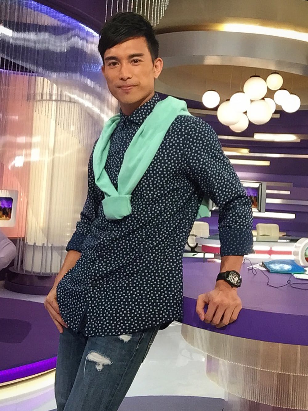 「enews、tvb」｜「ESPRITのアイテム（シャツ/ブラウス、ブルー系）」を使った、吳雲甫さん（メンズ・182cm）の春コーディネートの1枚目の写真