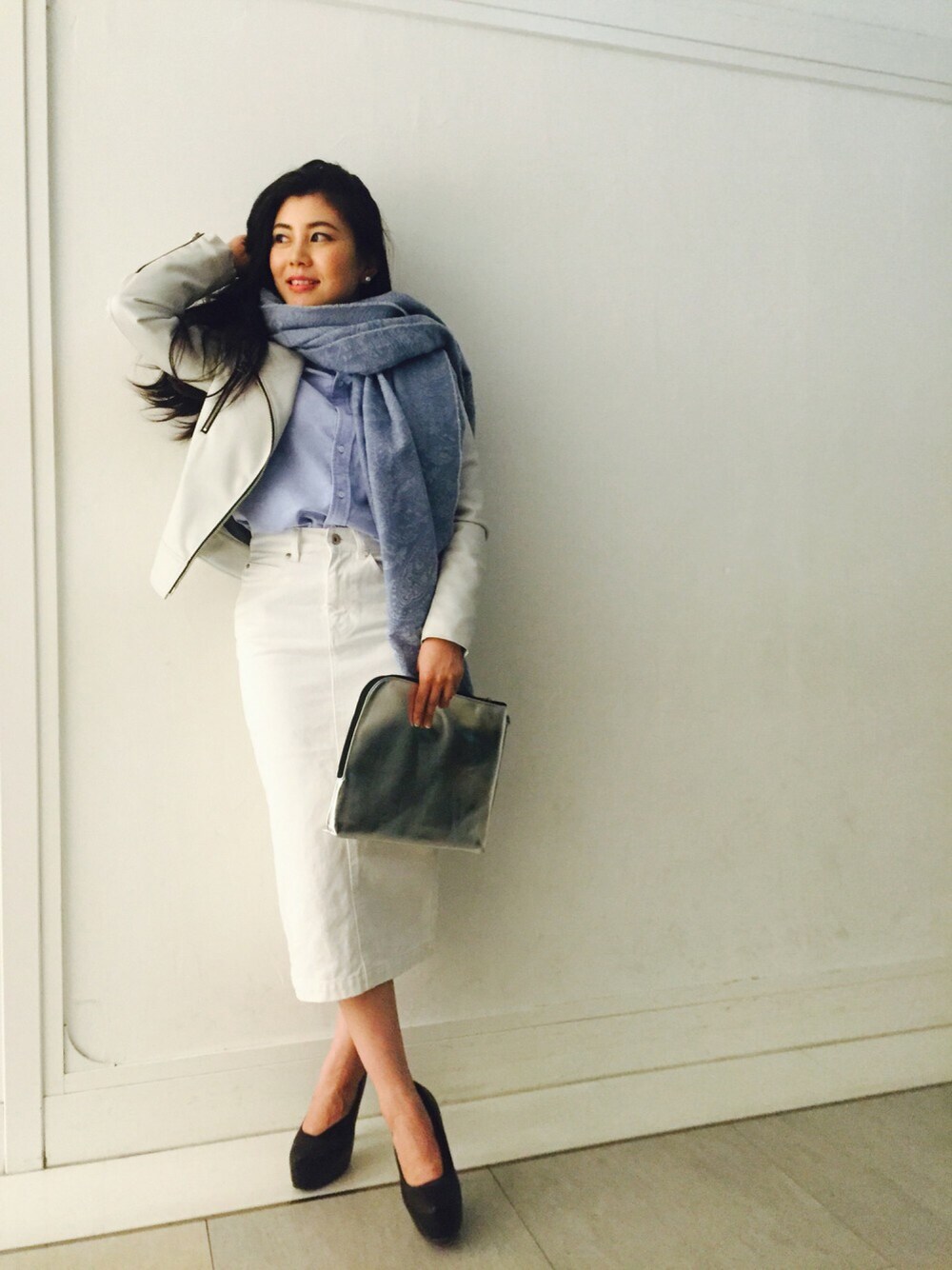 「AZUL by moussy、スカーフスタイル、シャツスタイル、ライダースジャケット、クールコーデ、タイトスカート、シャツ×スカート、シンプルコーデ、ライダース×スカート、春色」｜「AZUL by moussyのアイテム（マフラー、ブルー系）」を使った、Yuuka Moriさん（レディース・159cm）の冬コーディネートの1枚目の写真