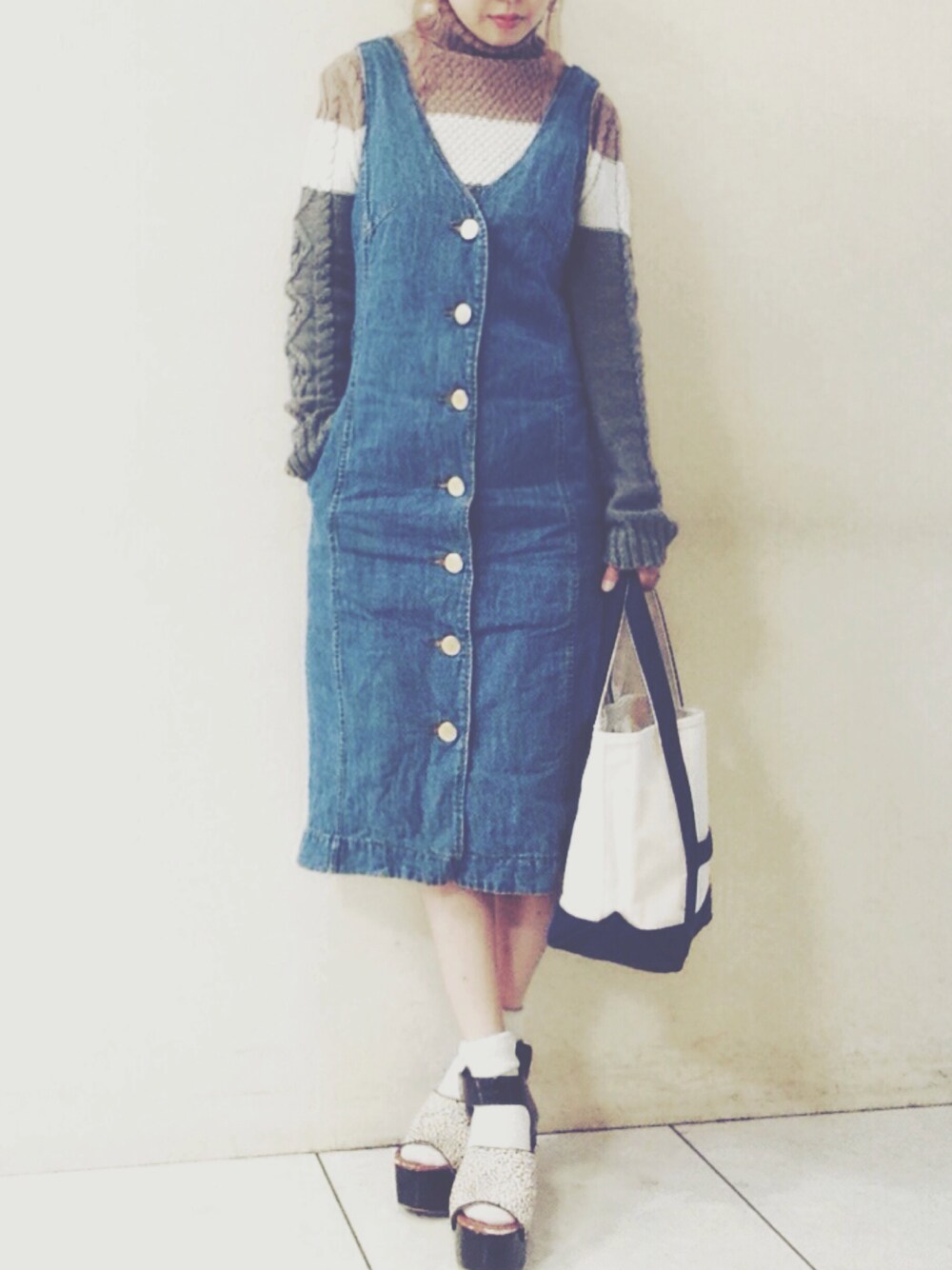 「タートルネックニット、Pachilで撮ってみた」｜「made in HEAVENのFALL heavy duty（サンダル、ホワイト系）」を使った、emi さん（レディース・149cm）の秋コーディネートの1枚目の写真
