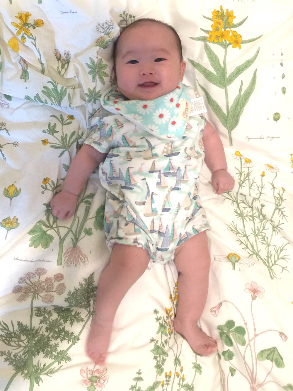 「kids、赤ちゃんコーデ、ベビー」｜「babyGAPのアイテム（つなぎ/オールインワン、ホワイト系）」を使った、linalina0618さん（キッズ・60cm）の春コーディネートの1枚目の写真