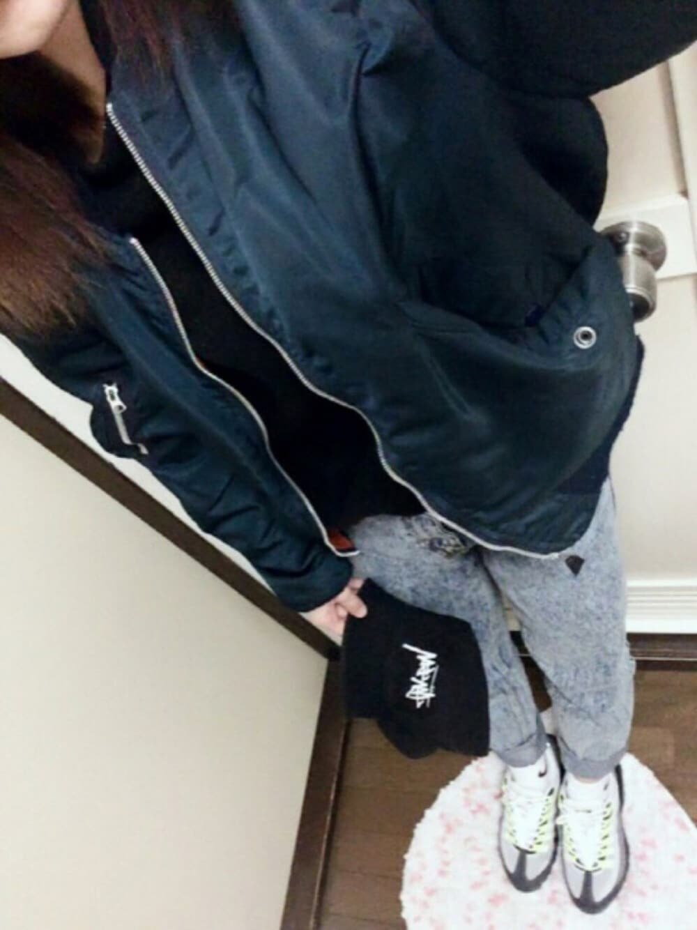 「古着、SPORTS MIX、airmax95、ケミカルウォッシュ、MA-1、ネイビー、バケットハット」｜「fine usedのアイテム（ブルゾン、ブルー系）」を使った、海音さん（レディース・166cm）の冬コーディネートの1枚目の写真