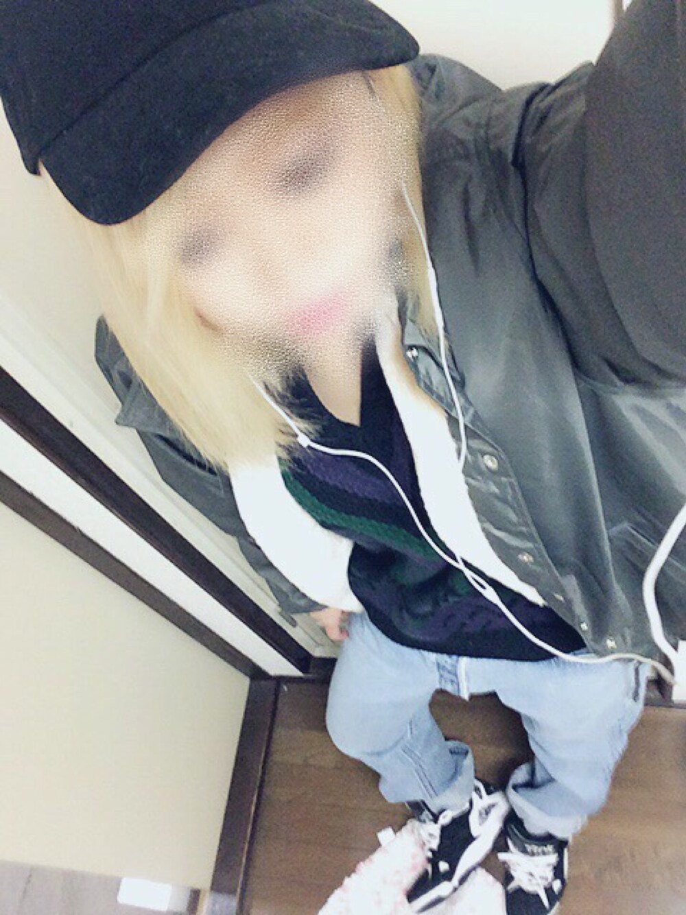 「80s、ニット、コーチジャケット、BlackTop、デニムパンツ」｜「FREEKICKのアイテム（ナイロンジャケット、グリーン系）」を使った、海音さん（レディース・166cm）の冬コーディネートの1枚目の写真