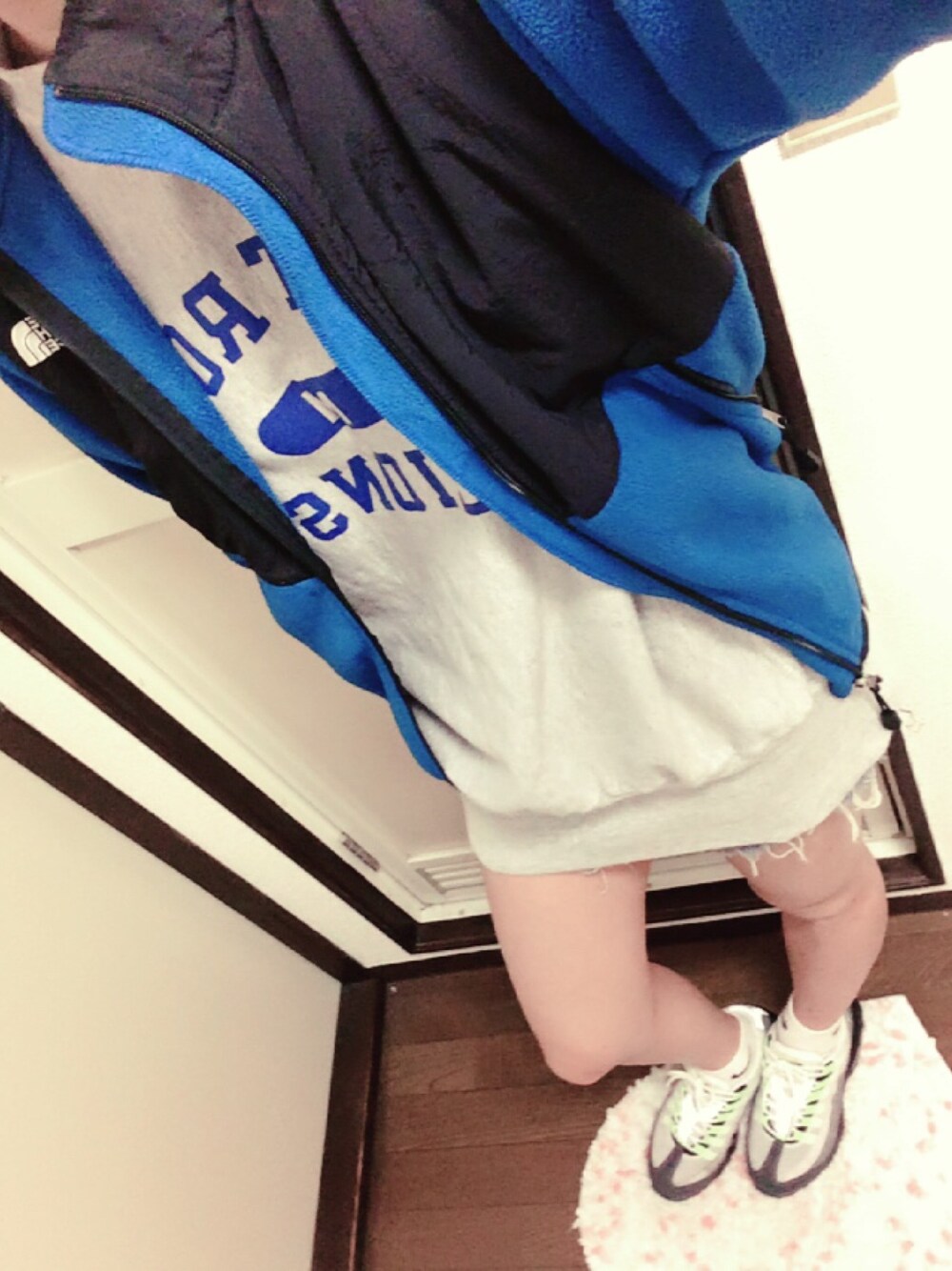 「フリース、ノースフェイス、スウェット、だぼだぼ、チャンピオン、古着、エアマックス」｜「THE NORTH FACEのアイテム（ジャケット/アウター、ブルー系）」を使った、海音さん（レディース・166cm）の冬コーディネートの1枚目の写真