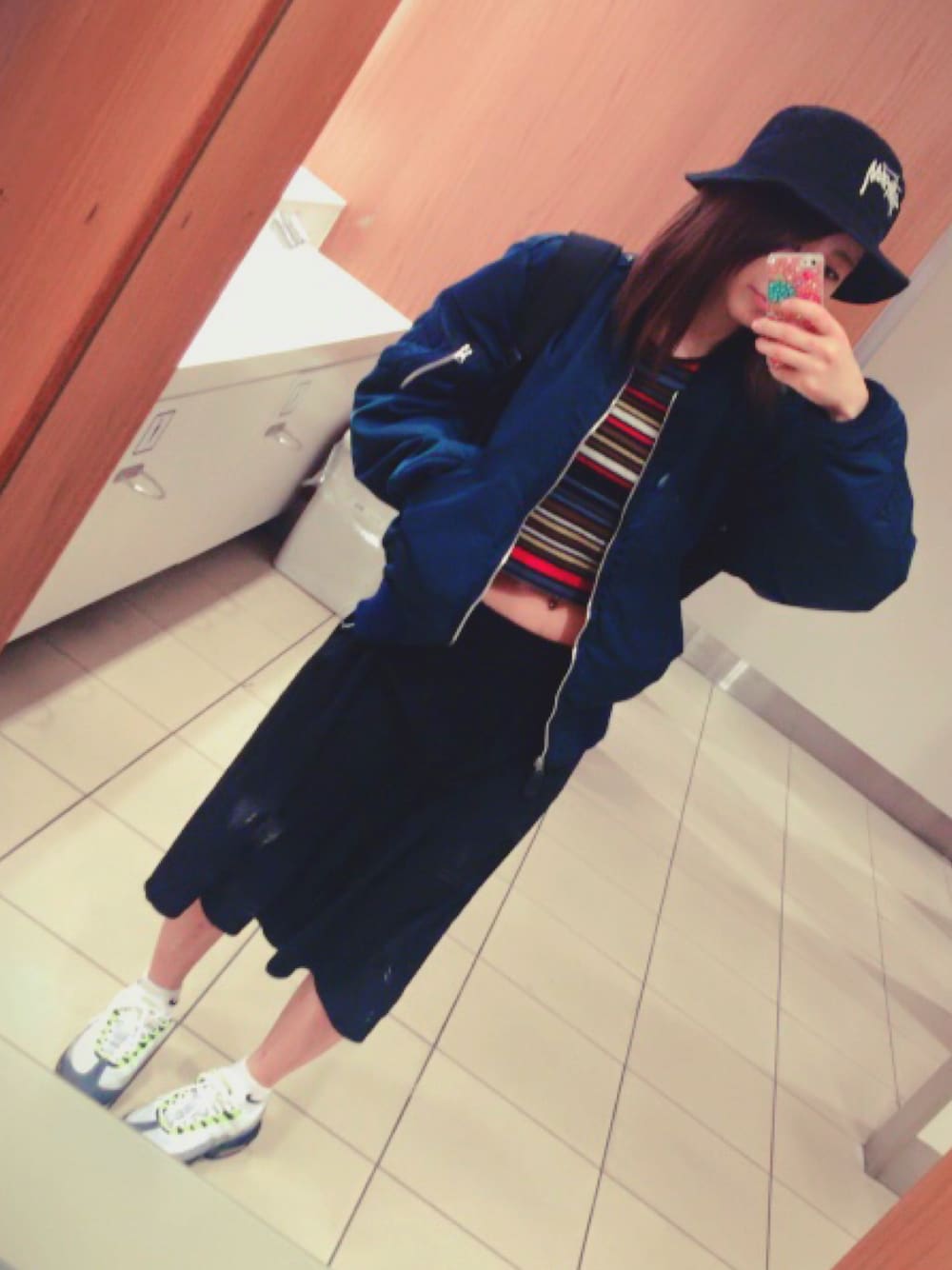 「stussy、stussy women、ショート丈トップス、ボーダートップス、ガウチョパンツ、エアマックス」｜「STUSSYのOriginal Stock Washed Crusher（ハット、ブラック系）」を使った、海音さん（レディース・166cm）の冬コーディネートの1枚目の写真
