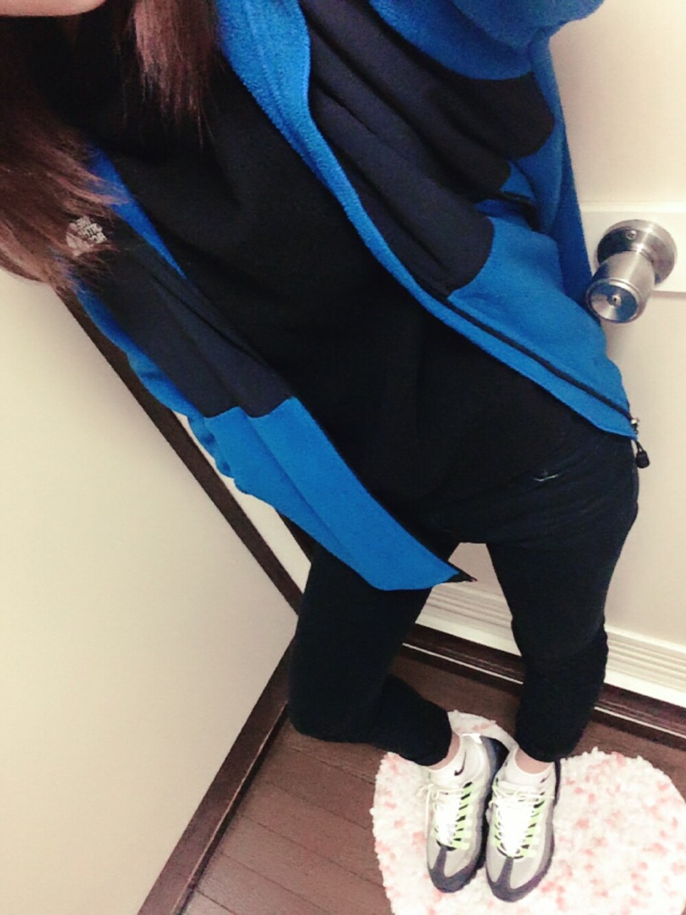 「手抜き、フリース、ノースフェイス、スキニーデニム、黒スキニー、NIKE、エアマックス、真っ黒コーデ」｜「THE NORTH FACEのアイテム（ジャケット/アウター、ブルー系）」を使った、海音さん（レディース・166cm）の冬コーディネートの1枚目の写真