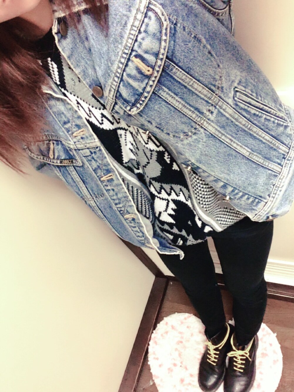 「幾何学柄、90’s、ニット、Gジャン、LEE、Dr.Martens、8ホール、黒スキニー」｜「fine usedのアイテム（ニット/セーター、グレー系）」を使った、海音さん（レディース・166cm）の冬コーディネートの1枚目の写真