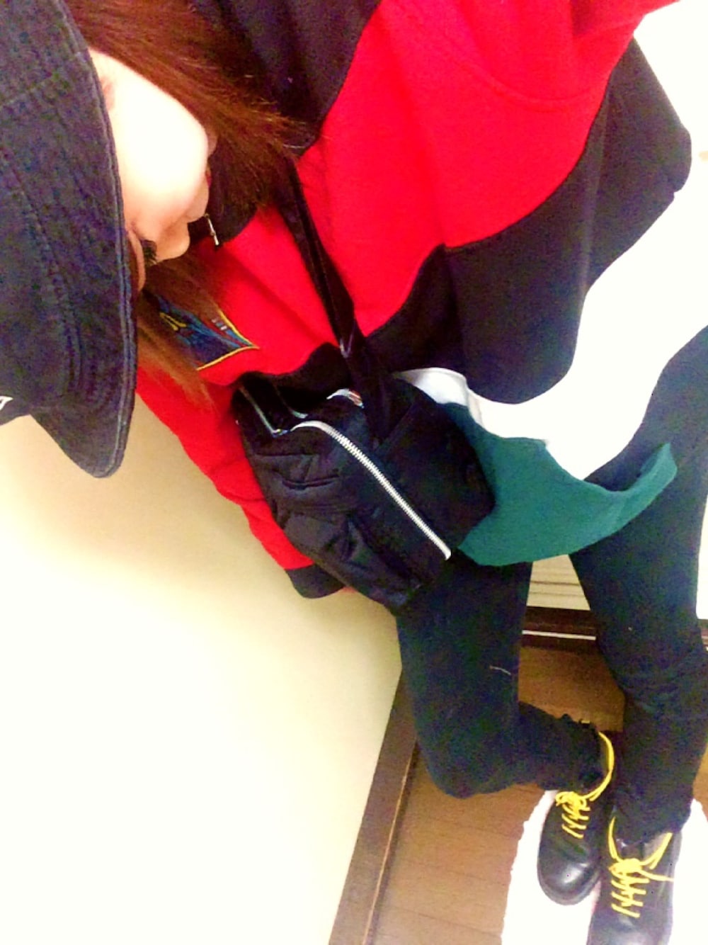 「ALIFE、パーカー、スキニーデニム、Dr.Martens、stussy、PORTER、バケットハット」｜「STUSSYのOriginal Stock Washed Crusher（ハット、ブラック系）」を使った、海音さん（レディース・166cm）の春コーディネートの1枚目の写真