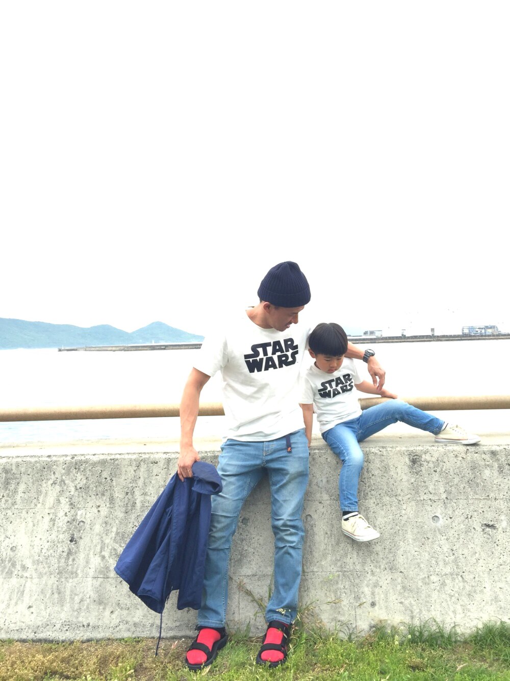 「Right-onの【STARWARS】ロゴプリントTシャツ（Tシャツ/カットソー、ホワイト系）」を使った、aoyさん（キッズ・110cm）の春コーディネートの1枚目の写真