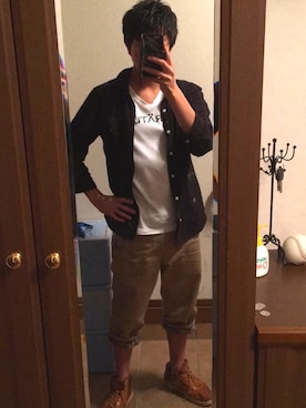 スニーカー ブラウン系 を使った 黒シャツ のメンズ人気ファッションコーディネート Wear