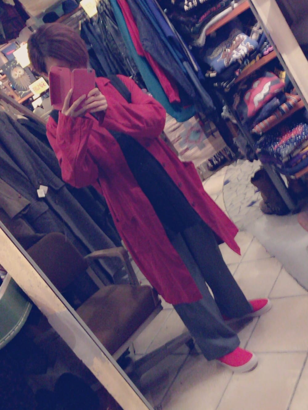 「買い物、古着、赤コート、赤×黒、ワイドスラックス、ビッグシルエット」｜「Healthknitのアイテム（バックパック/リュック、ブラック系）」を使った、Eijiさん（メンズ・160cm）の冬コーディネートの1枚目の写真