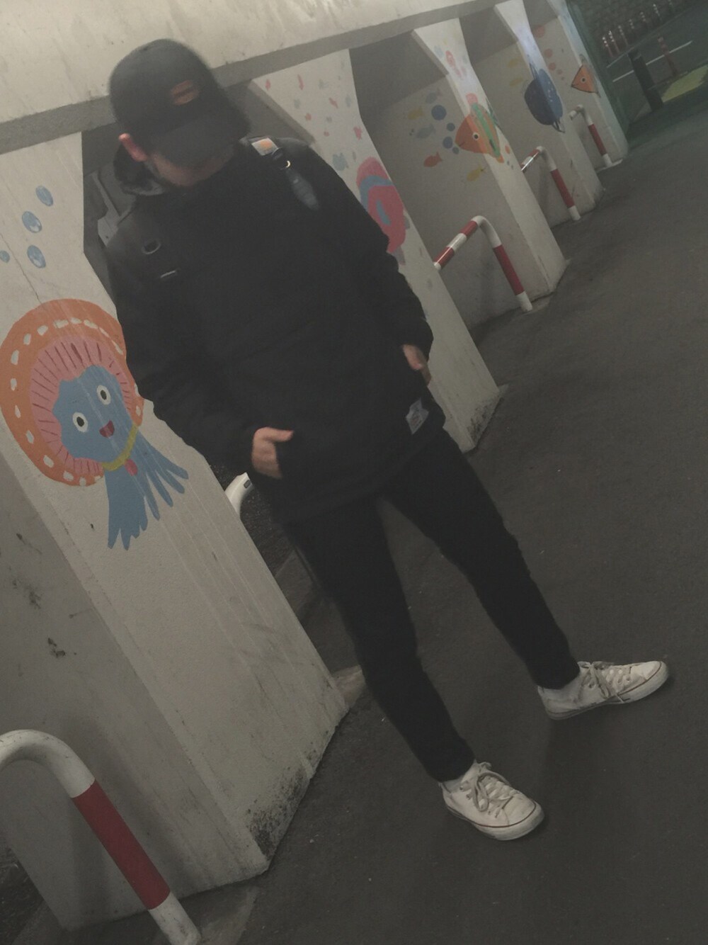 「ストリート、カーハート、カーハート ダブリューアイピー(Carhartt WIP)、コンバース、チャンピオン、エクストララージ、オールブラック、モノトーン」｜「XLARGEの読売GIANTS×JS×XLARGE 6PANEL CAP  トリプルコラボ  限定 /ジャイアンツ#（キャップ、ブラック系）」を使った、Eijiさん（メンズ・170cm）の冬コーディネートの1枚目の写真