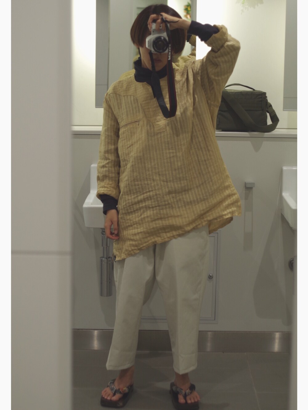 「古着、下駄、タートルネック、ゆるコーデ」｜「usedのアイテム（Tシャツ/カットソー、ベージュ系）」を使った、Eijiさん（メンズ・163cm）の春コーディネートの1枚目の写真