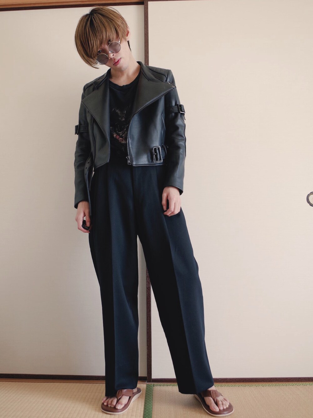 「黒、Aライン、carineroitfeldxuniqlo、ライダースジャケット、オールブラック、真っ黒コーデ、黒豹、スラックス、サンダル」｜「UNIQLO×CARINEの2016UNIQLO×CARINEコラボ ネオレザーライダースジャケット（ライダースジャケット、ブラック系）」を使った、Eijiさん（メンズ・165cm）の秋コーディネートの1枚目の写真