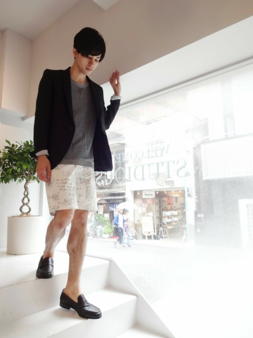「ローファー、サマーニット、カットジャケット」｜「STUDIOUSのSTUDIOUS アンティークレザーローファー MADE IN JAPAN（その他シューズ、ブラック系）」を使った、竹内さん（メンズ・170cm）の夏コーディネートの1枚目の写真