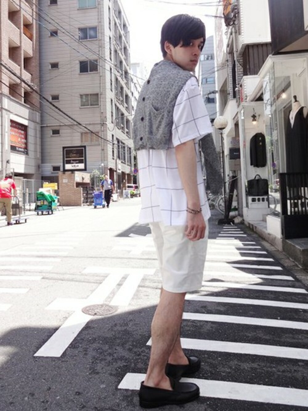 「チェック、カーディガン、ホワイト、チノパン、Tシャツ、ショーツ、カーディガン肩かけ」｜「STUDIOUSのSTUDIOUS コンパクトチノショーツ MADE IN JAPAN（チノパンツ、ホワイト系）」を使った、竹内さん（メンズ・170cm）の夏コーディネートの1枚目の写真
