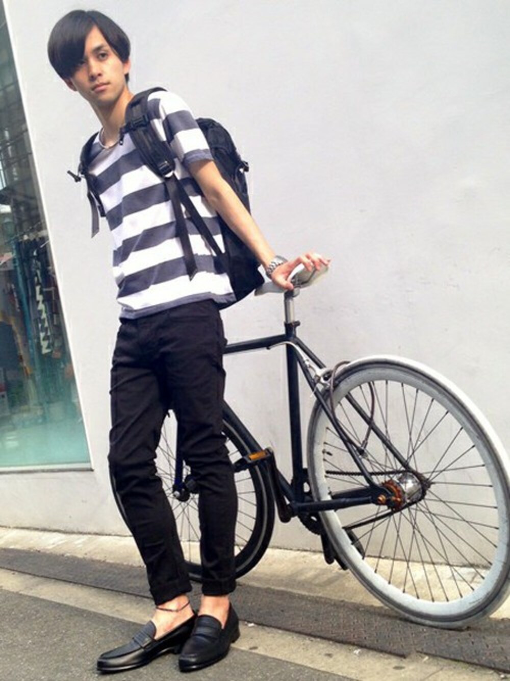 「ボーダー、バックパック、ローファー、自転車スタイル、スキニーデニム」｜「STUDIOUSのSTUDIOUS ボーダーTEE MADE IN JAPAN（Tシャツ/カットソー、ブルー系）」を使った、竹内さん（メンズ・170cm）の夏コーディネートの1枚目の写真