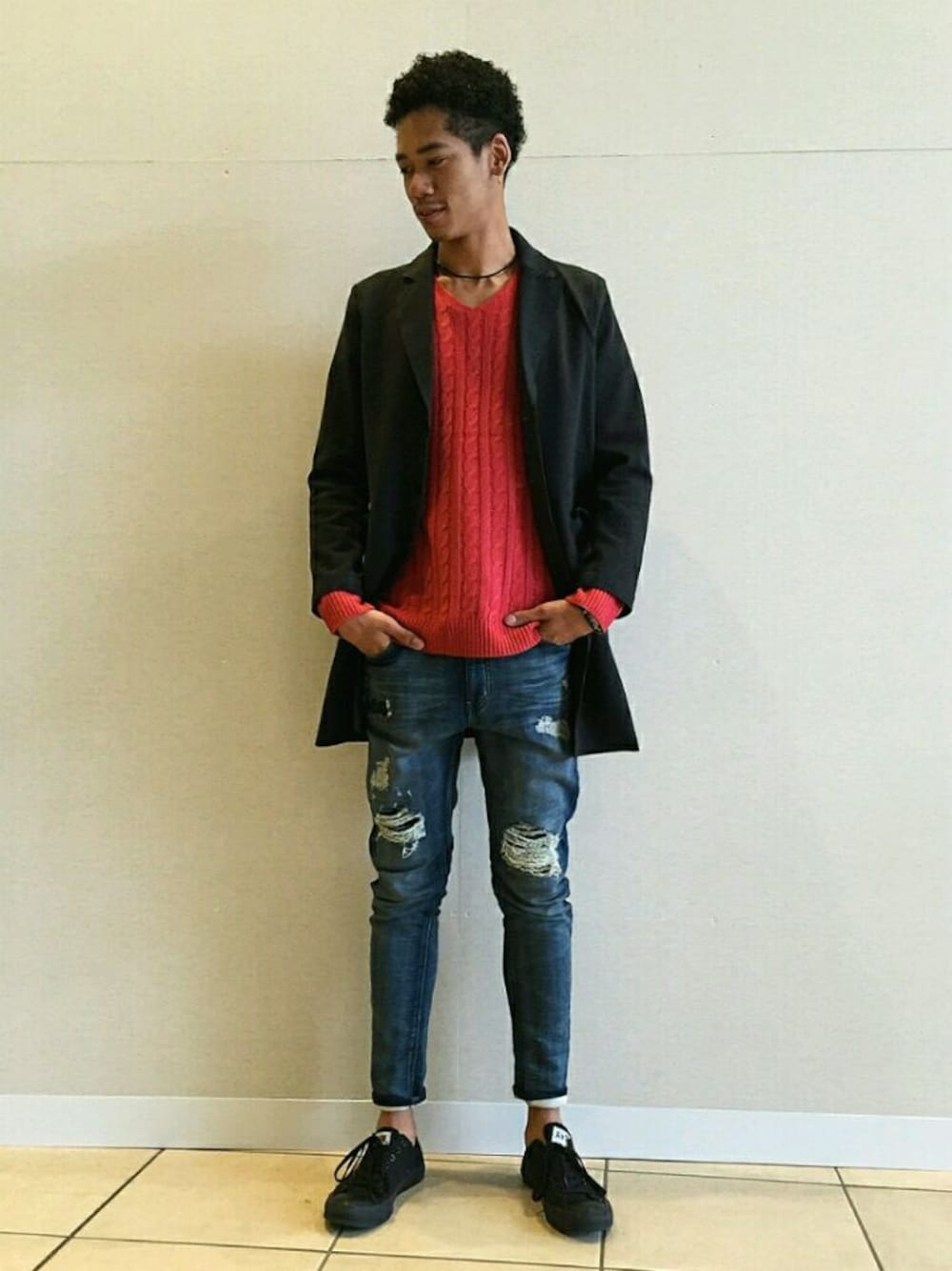 ブルー系のデニムパンツを着用したメンズの秋コーディネートの1枚目の写真