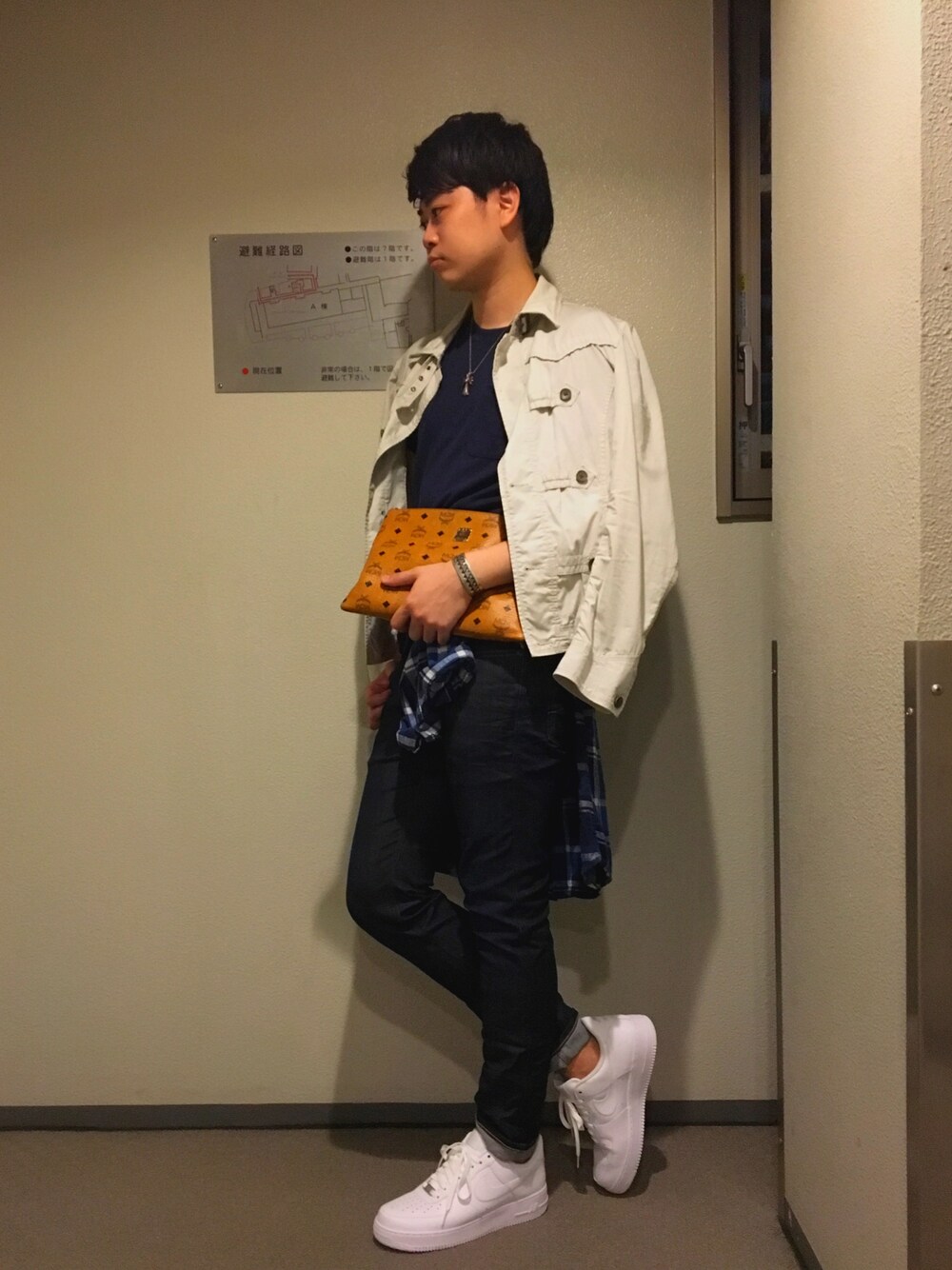 「ラフ、暑い季節、じめじめ、早く飲みたい、チェックシャツ」｜「CHROME HEARTSのアイテム（ネックレス、シルバー系）」を使った、kさん（メンズ・177cm）の夏コーディネートの1枚目の写真