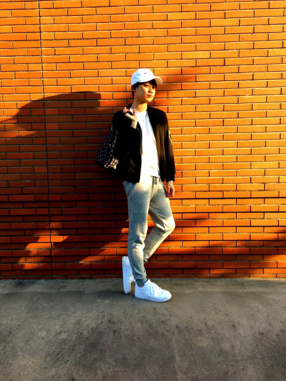 「シンプル、ルイヴィトン、ダル着、でも決めてる、すいません」｜「Championのアイテム（キャップ、ホワイト系）」を使った、kさん（メンズ・177cm）の秋コーディネートの1枚目の写真