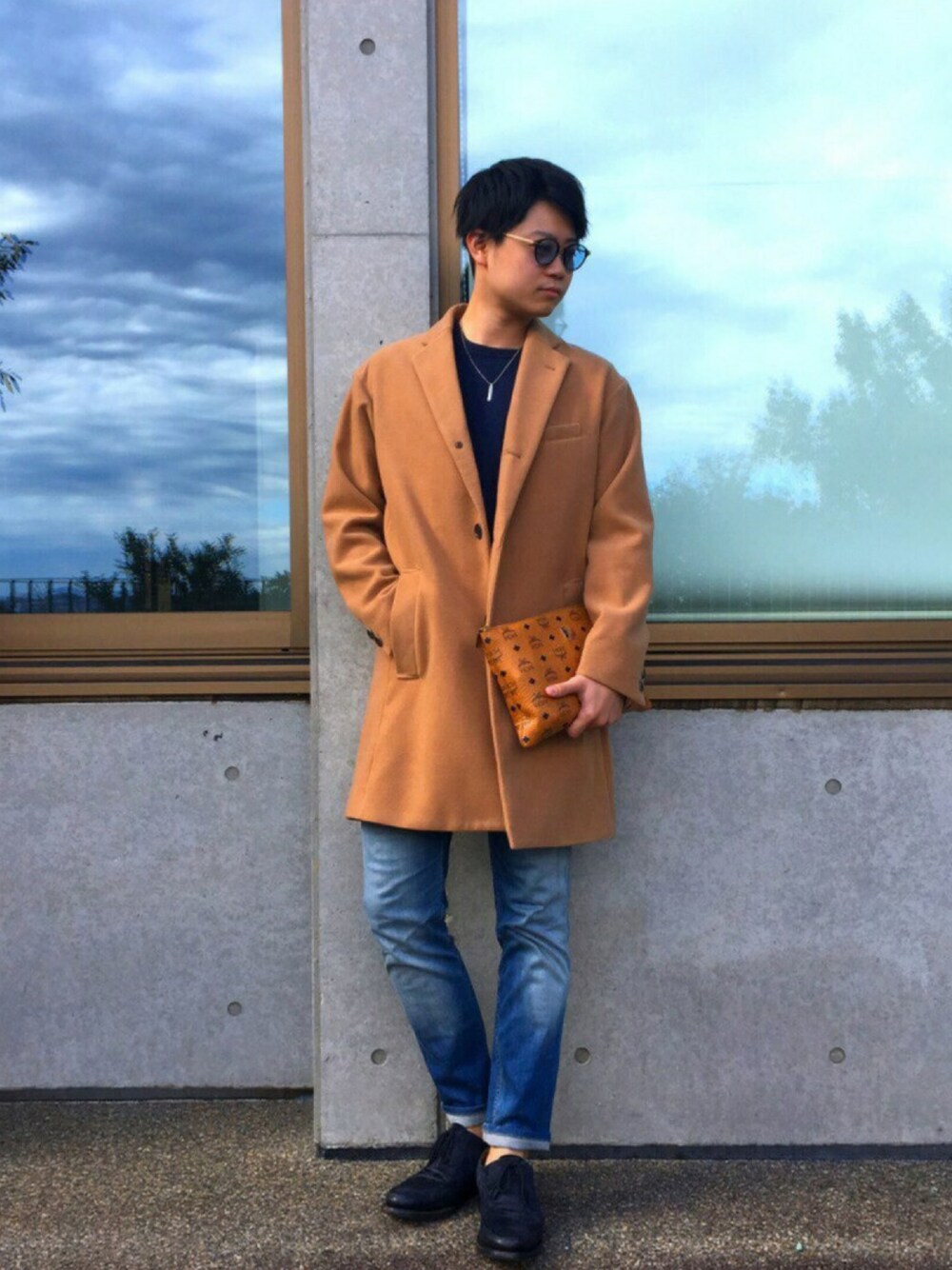 「オトナカジュアル、秋のコーデ、シンプルコーデ、バックで柄を取り入れる、もっとオシャレになりたい、これからも頑張ります、ビッグシルエット」｜「B:MING by BEAMSのアイテム（チェスターコート、ブラウン系）」を使った、kさん（メンズ・177cm）の秋コーディネートの1枚目の写真