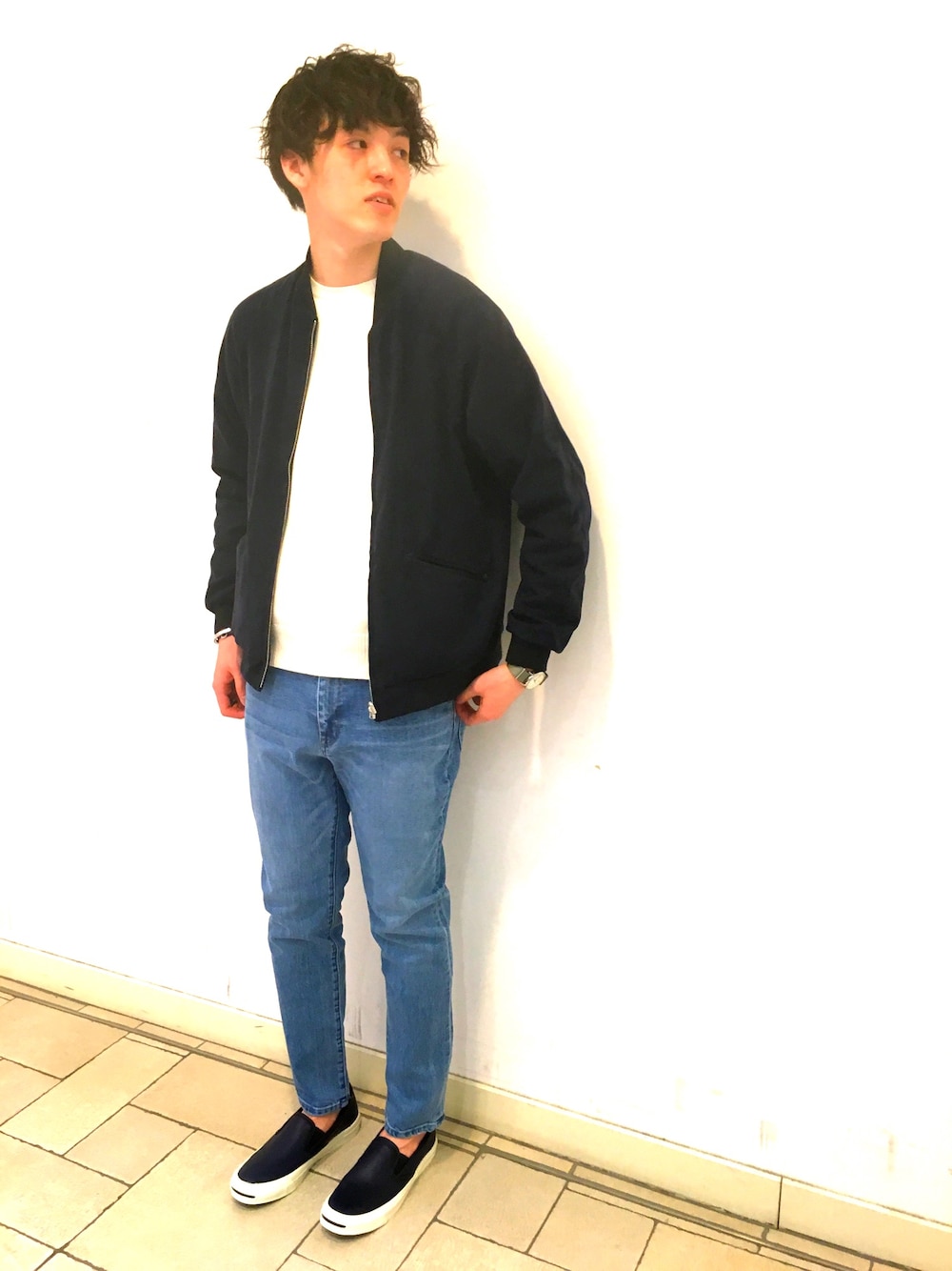 ブルー系のブルゾン、ブルー系のスリッポン、ブラック系のアナログ腕時計を着用したメンズの冬コーディネートの1枚目の写真