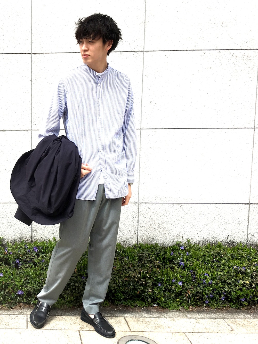 「パナマシャツ、COMOLI、コモリ、Paraboot、パラブーツ、アダムエロペ(ADAM ET ROPE')、札幌、北海道、テーパードパンツ、マッキノウコート」｜「ADAM ET ROPE'のストライプパナマオーバーダイバンドカラー（シャツ/ブラウス、ホワイト系）」を使った、RYO KUROSAWAさん（メンズ・183cm）の春コーディネートの1枚目の写真