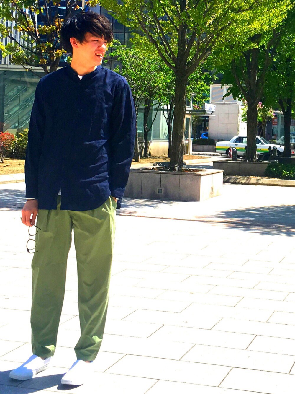 ホワイト系のシャツ/ブラウス、ホワイト系のTシャツ/カットソー、ホワイト系のスニーカーを着用したメンズの春コーディネートの1枚目の写真