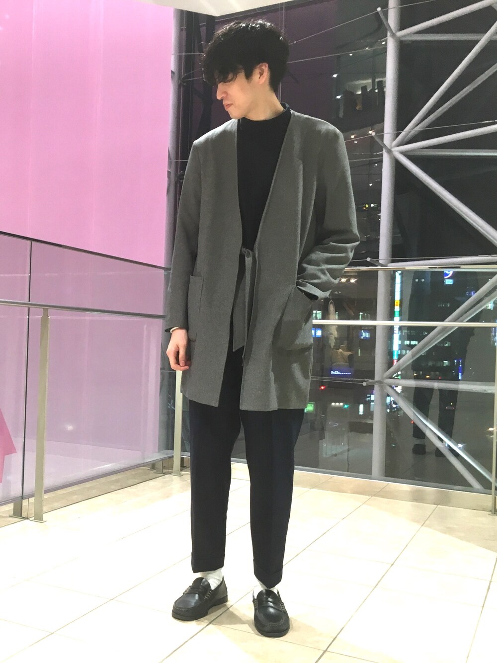 グレー系のカーディガン/ボレロ、ブルー系のTシャツ/カットソー、ブルー系のその他パンツを着用したメンズの秋コーディネートの1枚目の写真