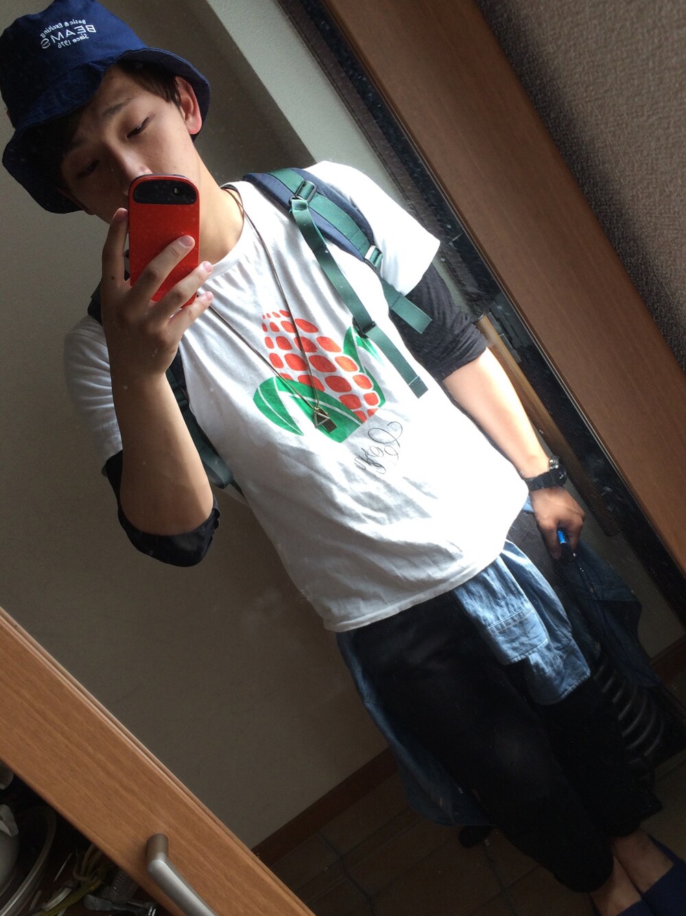 ホワイト系のTシャツ/カットソーを着用したメンズの春コーディネートの1枚目の写真