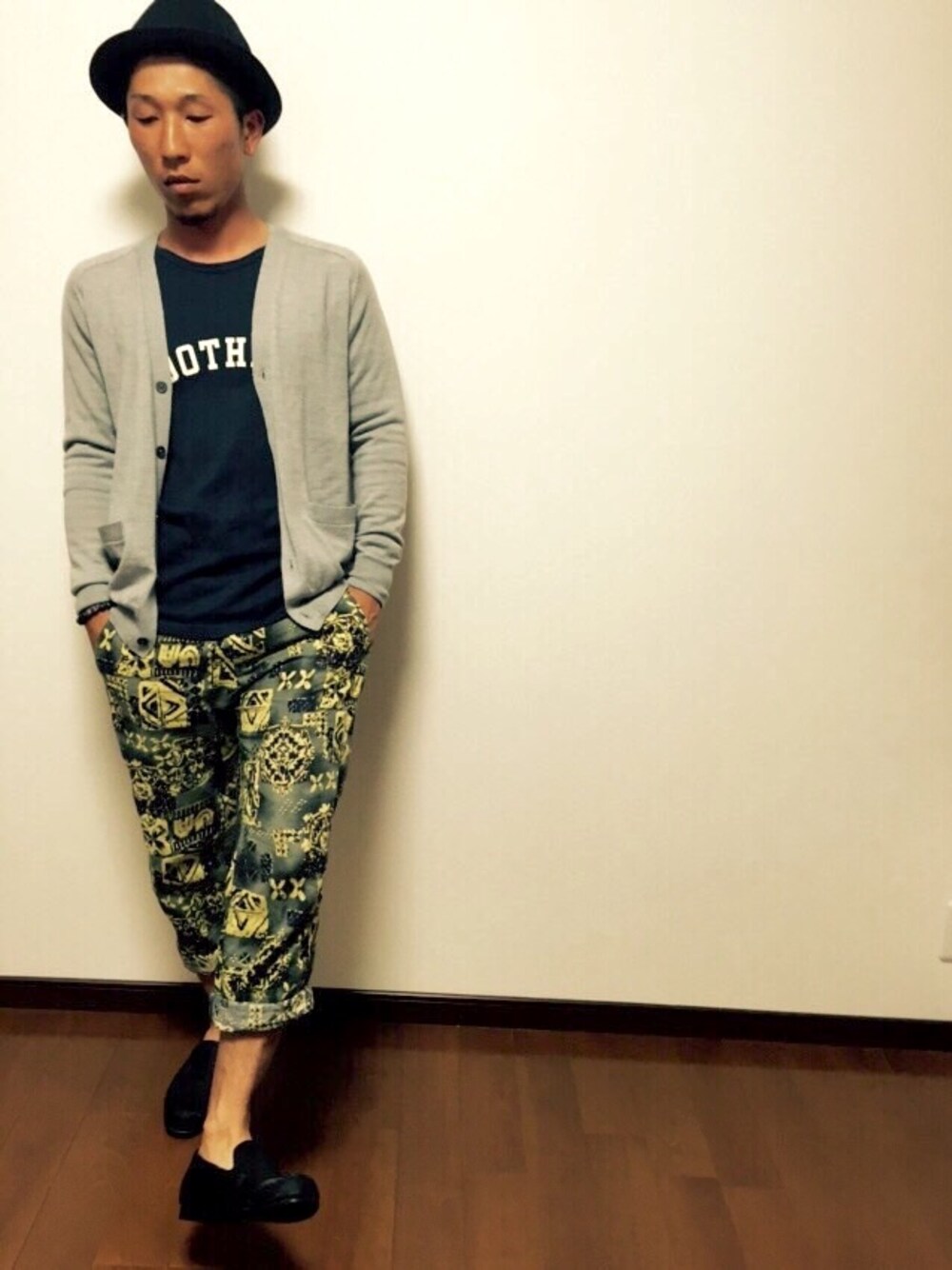 「ハット、カーディガン、柄パンツ、オペラシューズ、会長」｜「Late Strickのアイテム（Tシャツ/カットソー、ブルー系）」を使った、DoiKatsuさん（メンズ・167cm）の春コーディネートの1枚目の写真