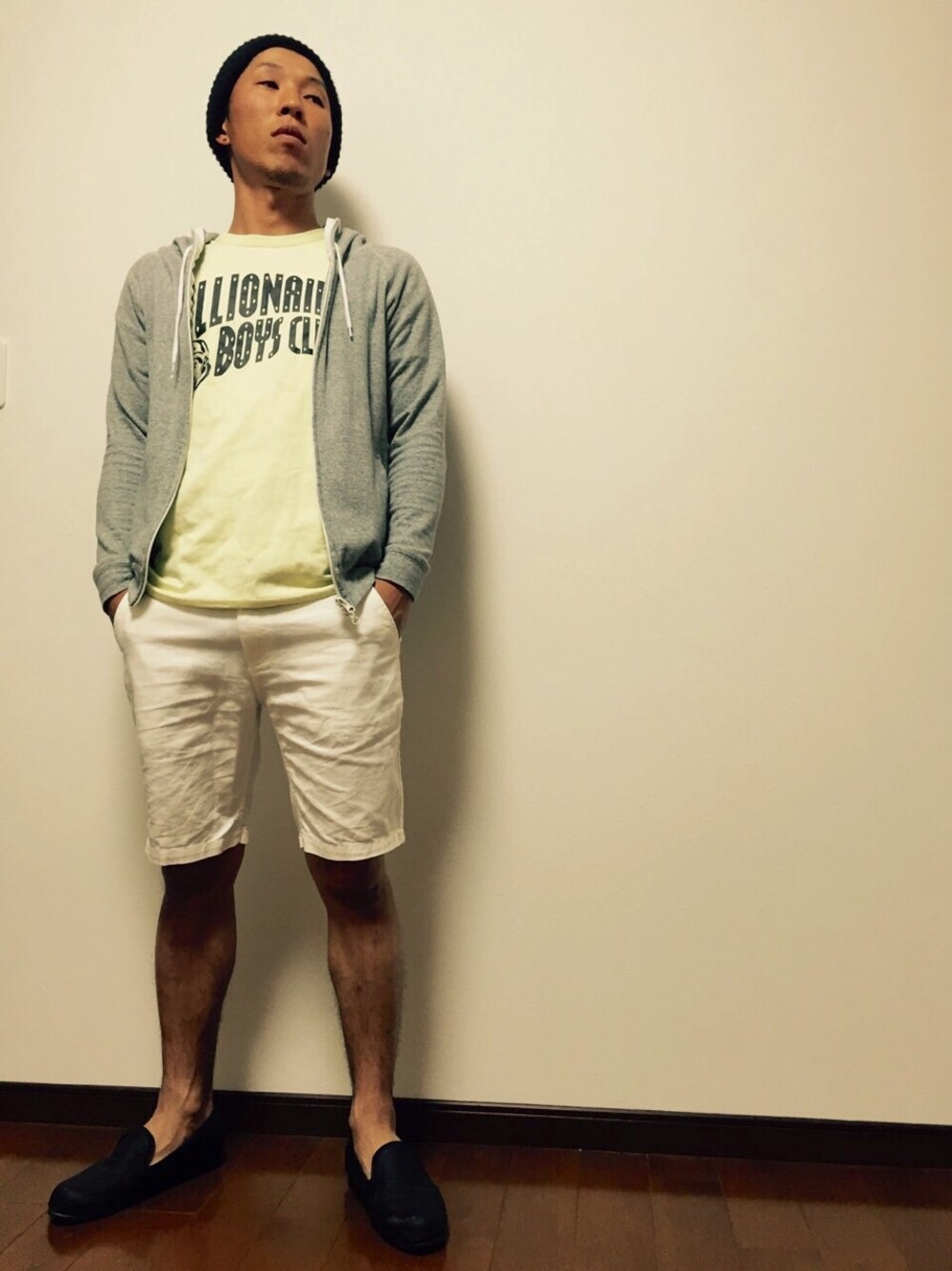 「パーカー、プリントT、オペラシューズ、ニットキャップ、町内会長、ホワイトパンツ」｜「BILLIONAIRE BOYS CLUBのアイテム（Tシャツ/カットソー、イエロー系）」を使った、DoiKatsuさん（メンズ・167cm）の春コーディネートの1枚目の写真