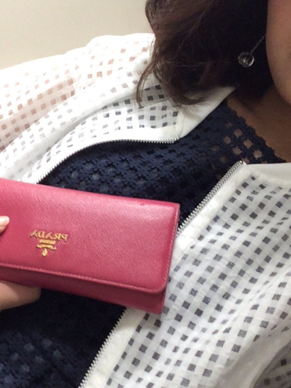 「PRADA、travel」｜「JILL STUARTのアイテム（サンダル、イエロー系）」を使った、MIKUさん（レディース・166cm）の春コーディネートの1枚目の写真