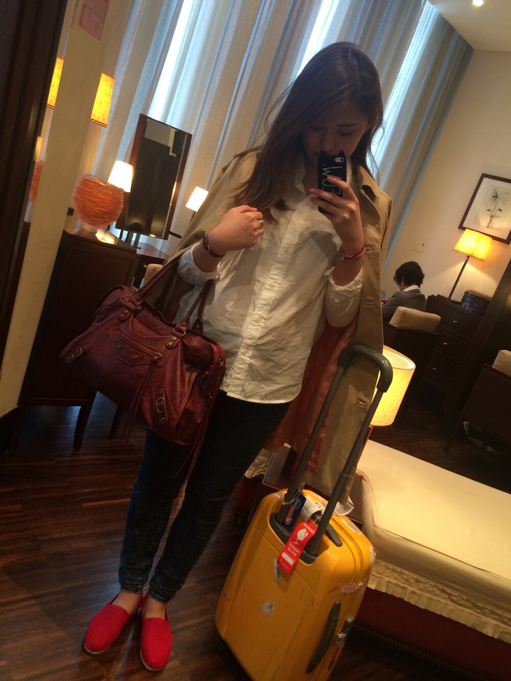 「TRIP、shirts、skinny、toms、BALENCIAGA、American Eagle、GU、PAUL&JOE SISTER」｜「GUの（GU）ウォッシュブロードシャツ（長袖）Ｃ（トップス、ホワイト系）」を使った、MIKUさん（レディース・165cm）の春コーディネートの1枚目の写真