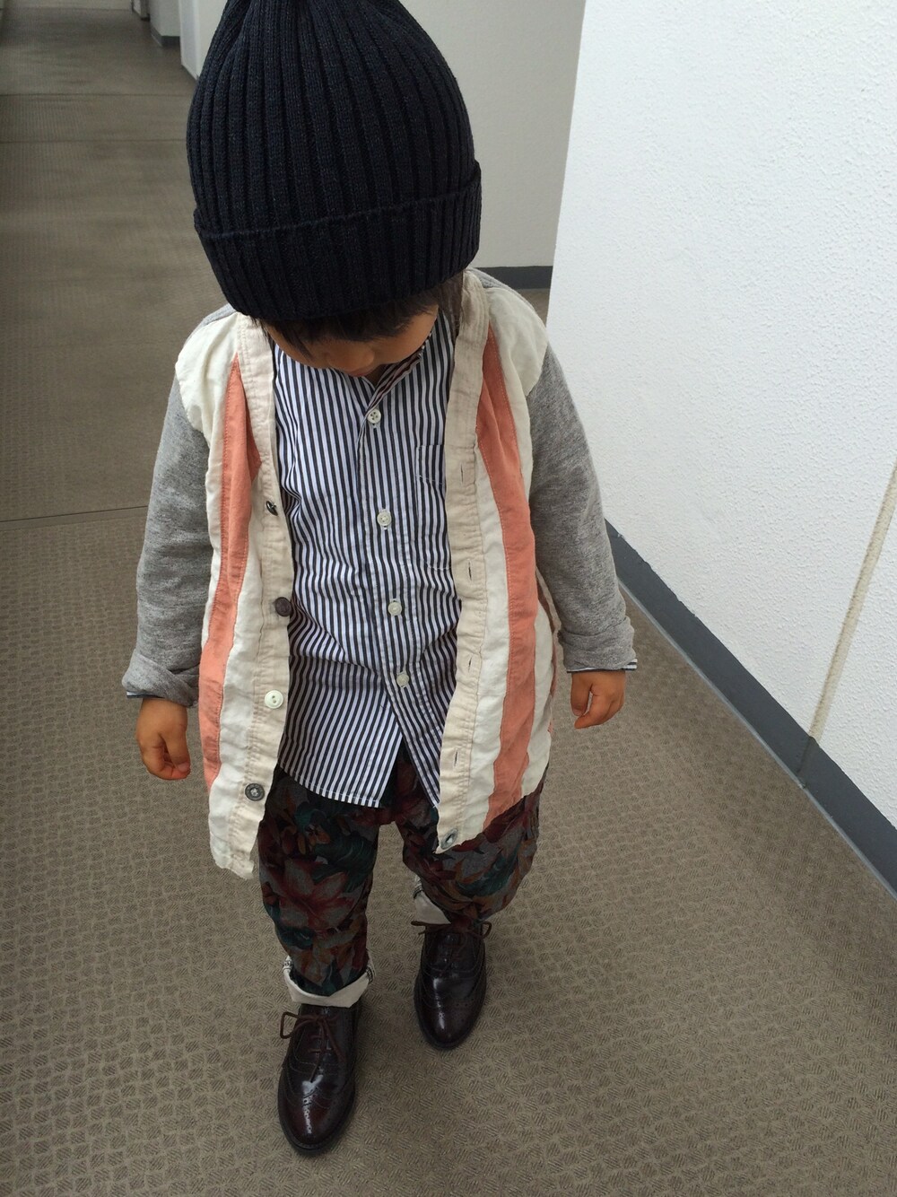 「fith社、FITH、gotoHollywood、COMECHATTO&CLOSET(COMECHATTO&CLOSET)、リメイク、ハナガラ、黒ニット帽、ハワイアン」｜「GO TO HOLLYWOODのアイテム（カーディガン/ボレロ、ピンク系）」を使った、rinrinrinさん（キッズ・100cm）の冬コーディネートの1枚目の写真