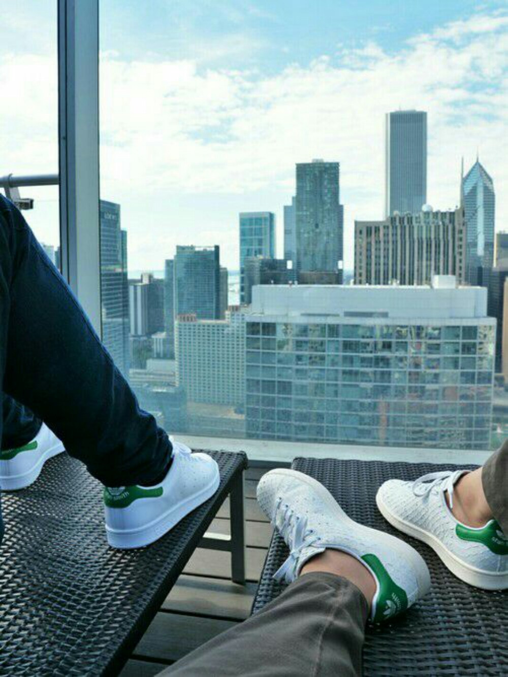 「adidas、stansmith、chicago」｜「adidasのアイテム（スニーカー、ホワイト系）」を使った、Ericaさん（メンズ・170cm）の夏コーディネートの1枚目の写真