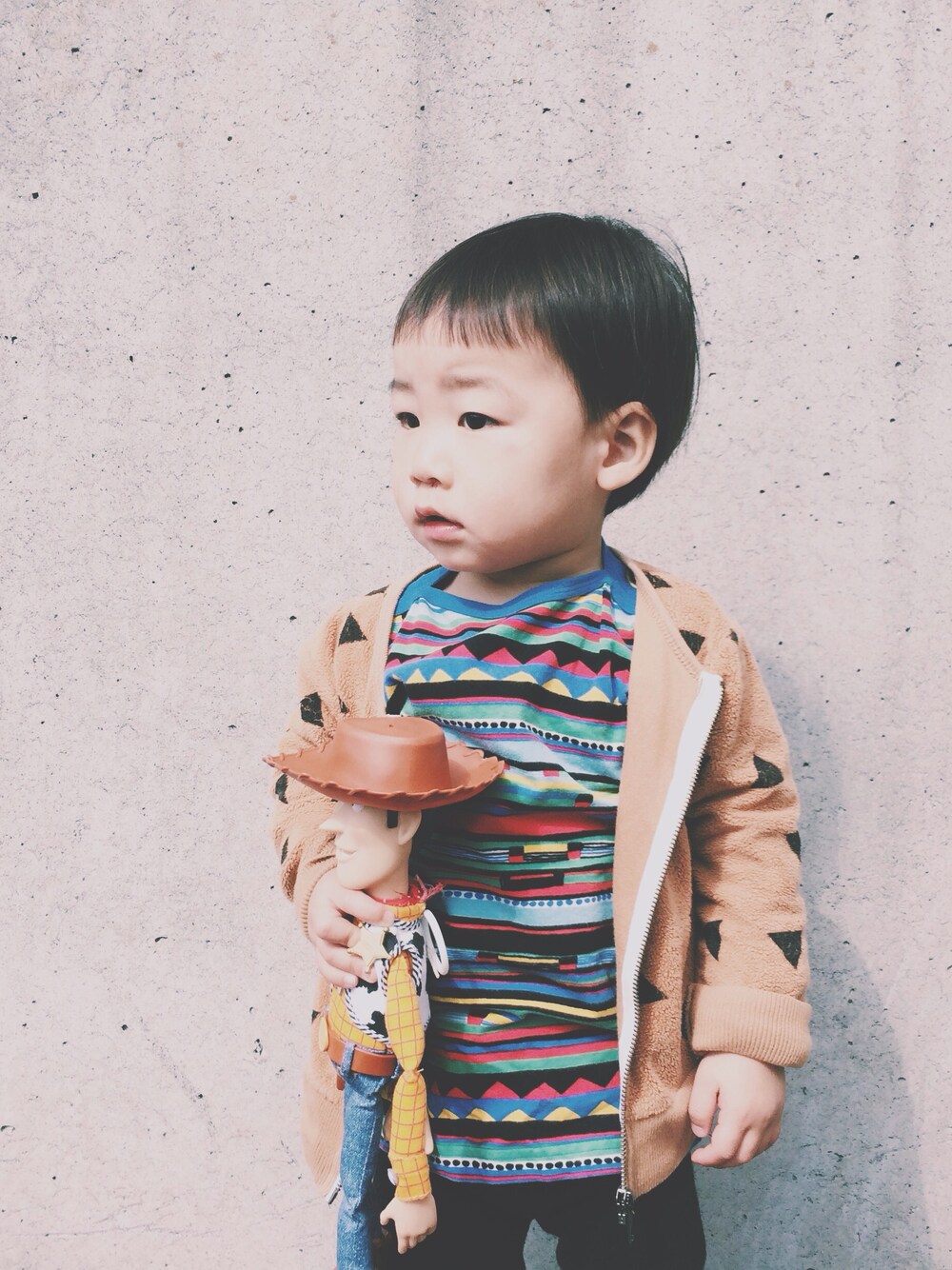 「marimekko、kids、bobochoses」｜「BOBO CHOSESの△ ジップ（その他アウター、ベージュ系）」を使った、KANTAさん（キッズ・90cm）の春コーディネートの1枚目の写真