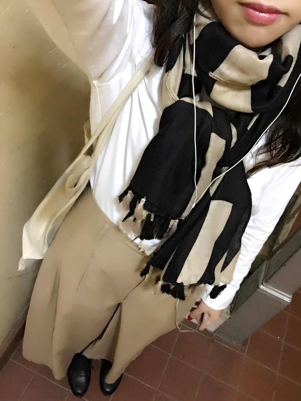 「outfit、oxford、オックスフォードシャツ、白シャツ、ワイドパンツ、ベージュコーデ、ストール」｜「ALDOのアイテム（マフラー、その他）」を使った、Asamiさん（レディース・160cm）の秋コーディネートの1枚目の写真