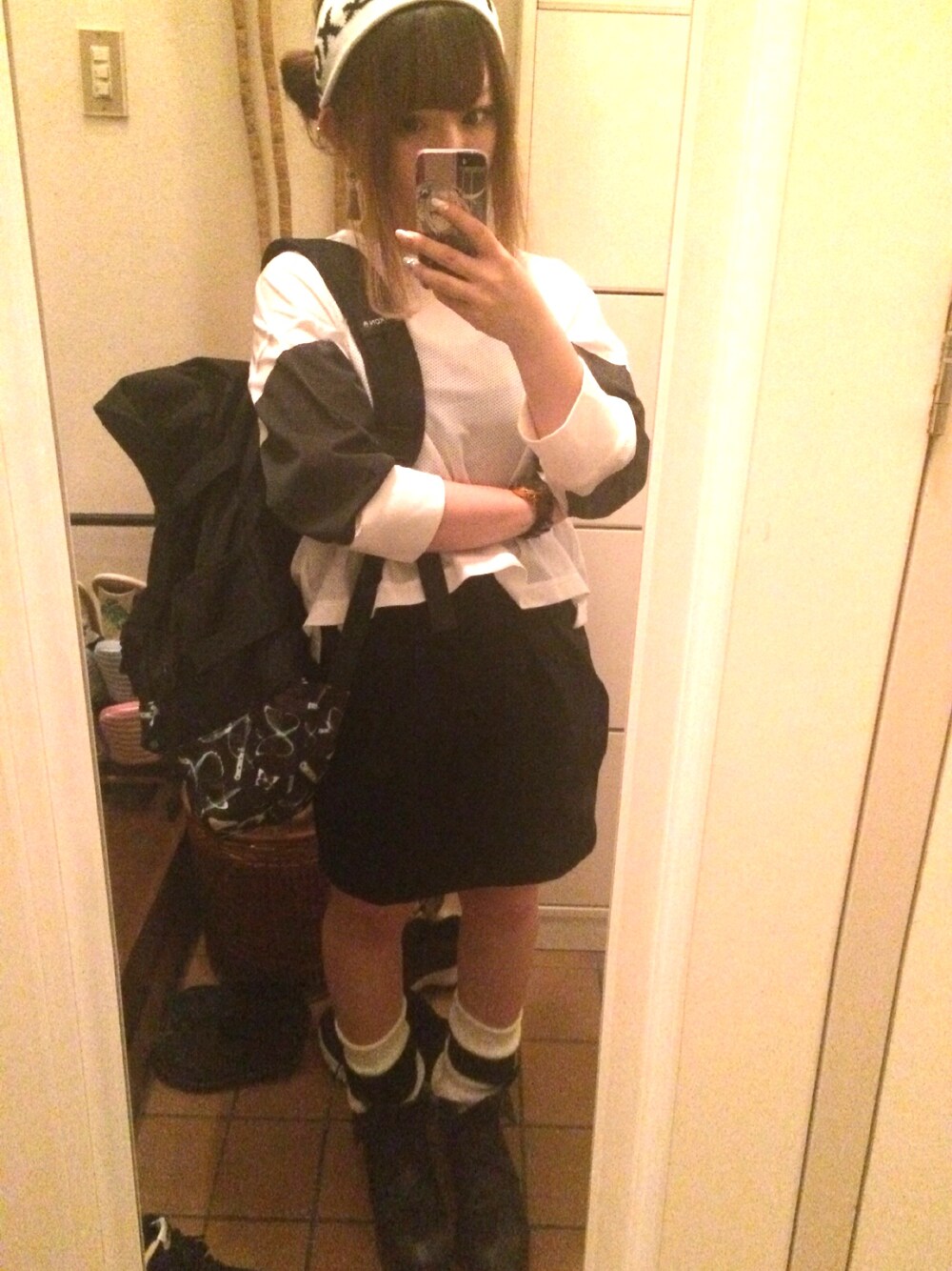 ホワイト系のTシャツ/カットソー、ブラック系のバックパック/リュック、ブラック系のスカートを着用したレディースの春コーディネートの1枚目の写真